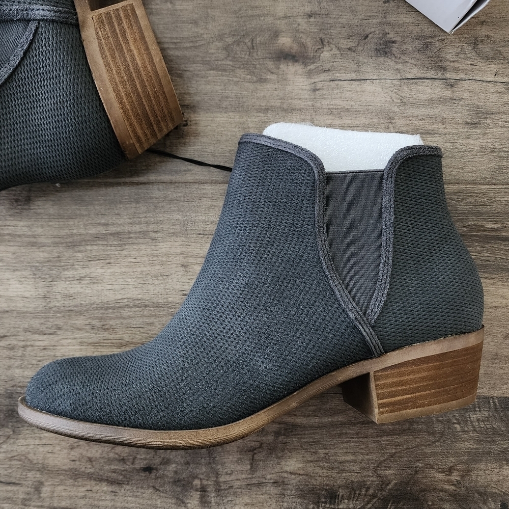 Kensie Gerona Perforated Suede Ankle Booties Dark Gray Women's 8.5 NEW - Picture 6 of 16
